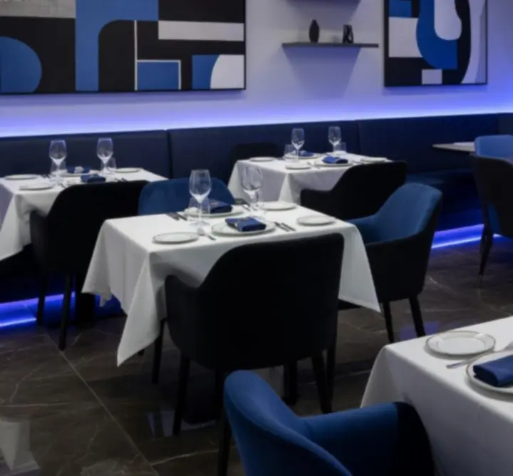 Wnętrze Polska Social Lounge z eleganckimi stolami restauracyjnymi i pokerowymi