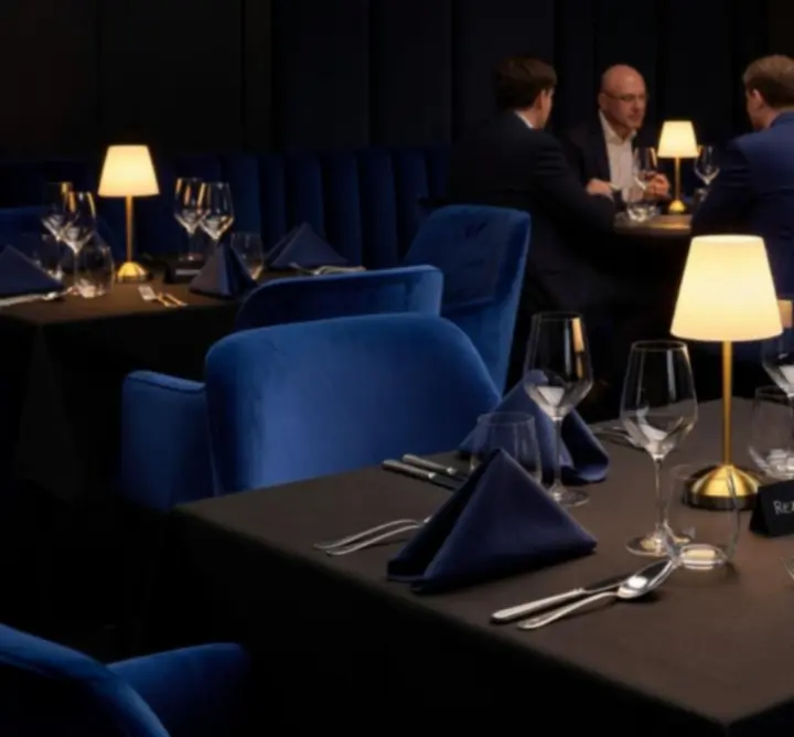 Elegancki stolik w restauracji-lounge z motywem pokerowym