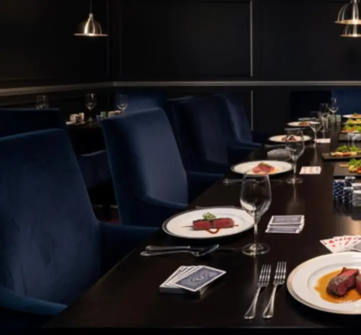 Prywatny pokój w restauracji przygotowany na pokerowy event