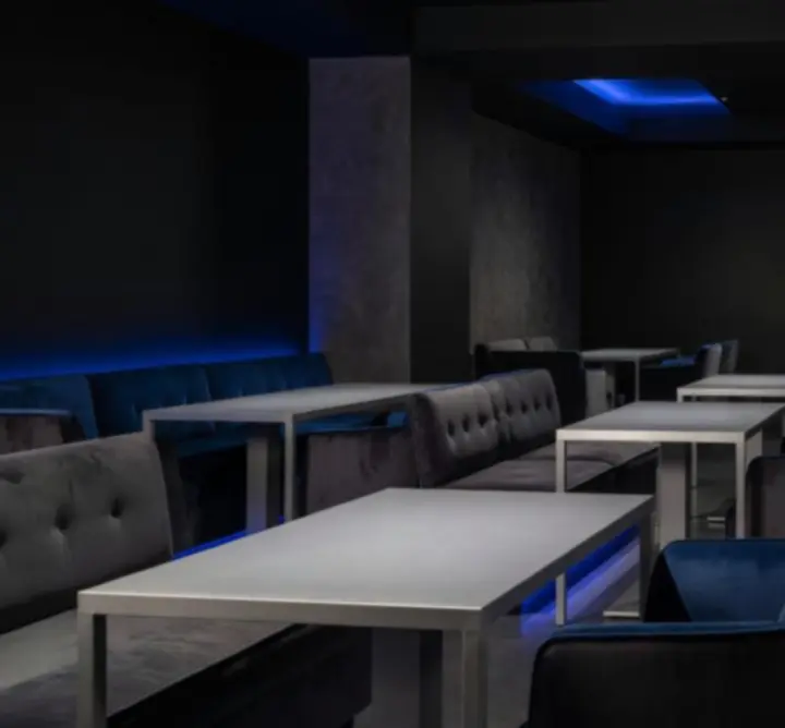 Stylowe wnętrze restauracji i lounge z pokerowym stołem w Polska Social Lounge